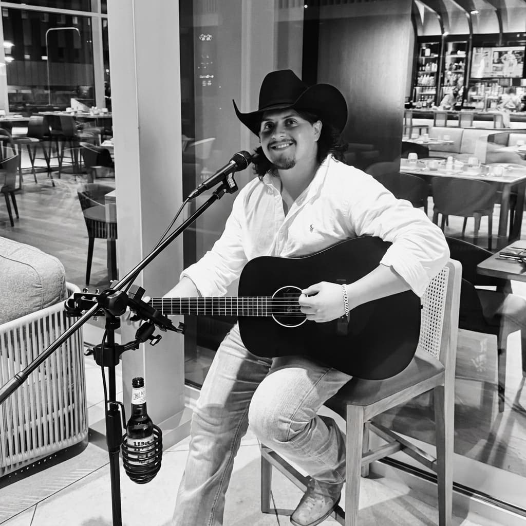 Chris Ray Background